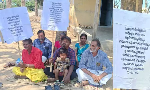 അട്ടപ്പാടി ഷോളയൂർ വില്ലേജ് ഓഫീസിന് മുന്നിൽ ആദിവാസി കുടുംബം സമരം നടത്തി
