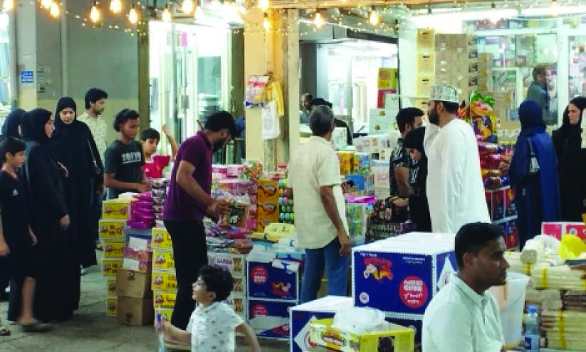 ഖ​റ​ന്‍ഖ​ശു രാ​വി​ല​ലി​ഞ്ഞ്​ കു​ട്ടി​ക്കൂ​ട്ടം; വി​പ​ണി​ക​ളി​ൽ ഉ​ണ​ർ​വ്​