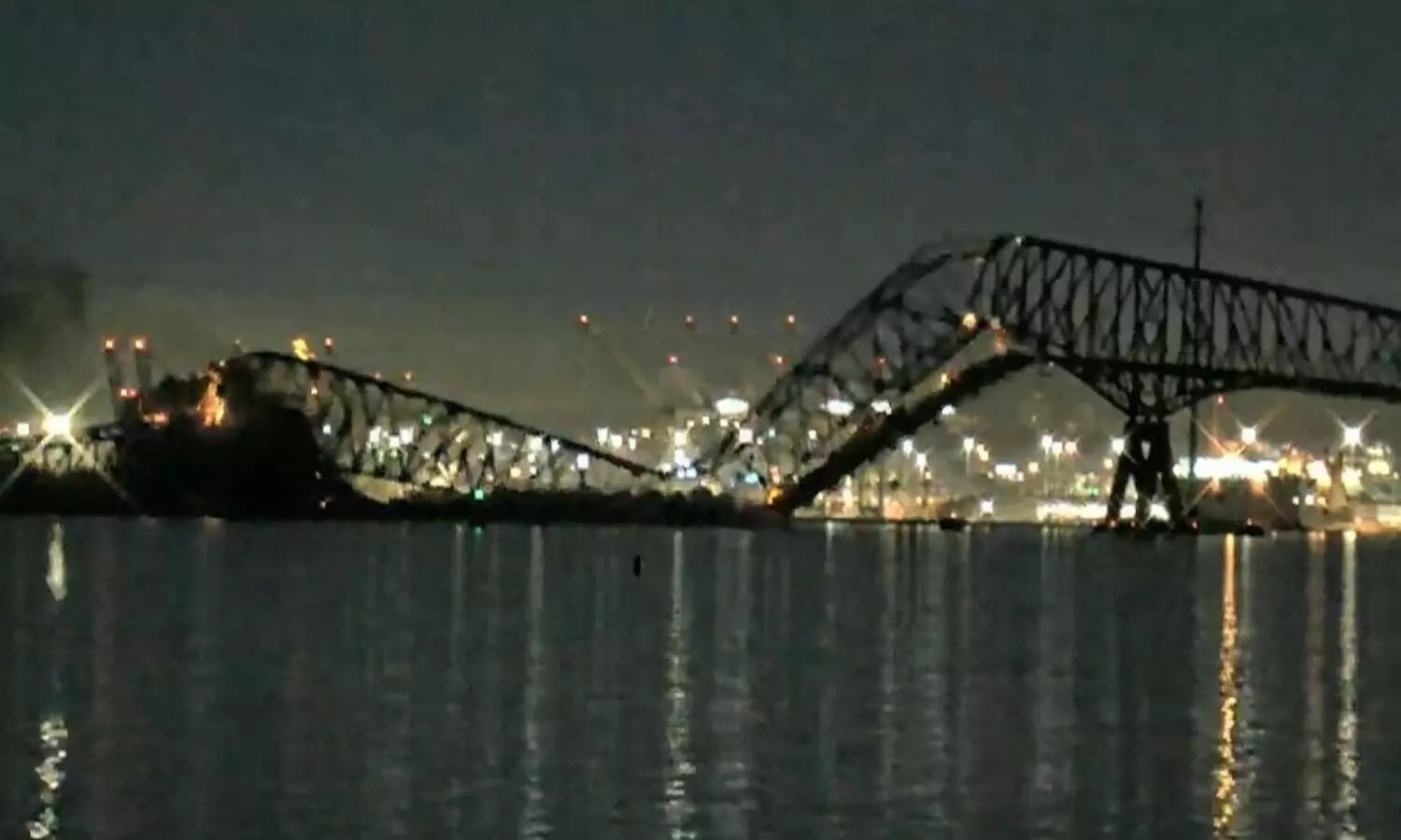 യു.എസ്സിൽ ചരക്കുകപ്പൽ ഇടിച്ച് പാലം തകർന്നു; നിരവധി വാഹനങ്ങൾ വെള്ളത്തിൽ വീണു