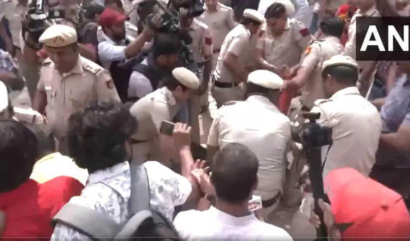 മോദിയുടെ വസതിയിലേക്കുള്ള എ.എ.പി മാർച്ച് പൊലീസ് തടഞ്ഞു; ഡൽഹിയിൽ സംഘർഷം