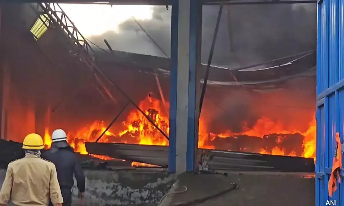 മുംബൈയിൽ വാണിജ്യ സ്ഥാപനത്തിൽ തീപിടിത്തം; ആളപായമില്ല മുംബൈയിൽ വാണിജ്യ സ്ഥാപനത്തിൽ തീപിടിത്തം; ആളപായമില്ല