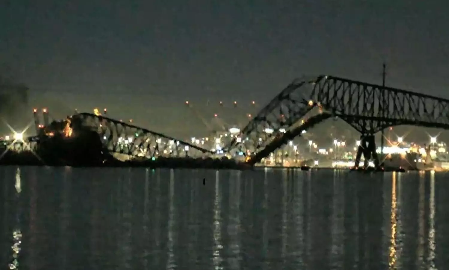 യു.എസ്സിൽ ചരക്കുകപ്പൽ ഇടിച്ച് പാലം തകർന്നു; നിരവധി വാഹനങ്ങൾ വെള്ളത്തിൽ വീണു