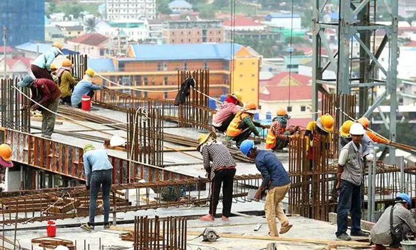 നിർമാണ മേഖലയിൽ തൊഴിൽ വകുപ്പിന്റെ മിന്നൽ പരിശോധനയിൽ മുന്നൂറോളം നിയമലംഘനങ്ങൾ കണ്ടെത്തി