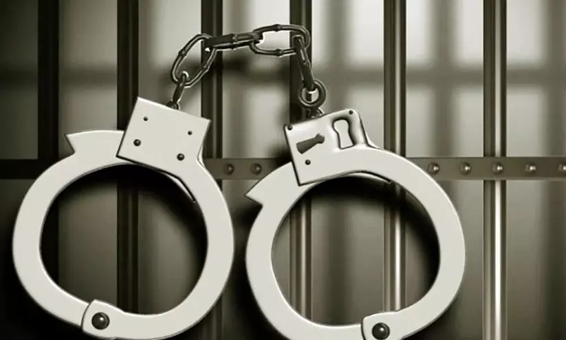 കാറിടിച്ച് മരിച്ചയാളുടെ മൃതദേഹം പാടത്ത് ഉപേക്ഷിച്ചു; ജ്വല്ലറി വ്യാപാരിയടക്കം മൂന്നുപേർ പിടിയിൽ