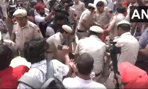 മോദിയുടെ വസതിയിലേക്കുള്ള എ.എ.പി മാർച്ച് പൊലീസ് തടഞ്ഞു; ഡൽഹിയിൽ സംഘർഷം