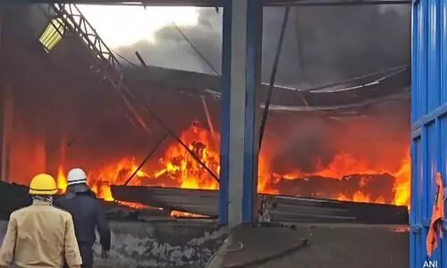 മുംബൈയിൽ വാണിജ്യ സ്ഥാപനത്തിൽ തീപിടിത്തം; ആളപായമില്ല