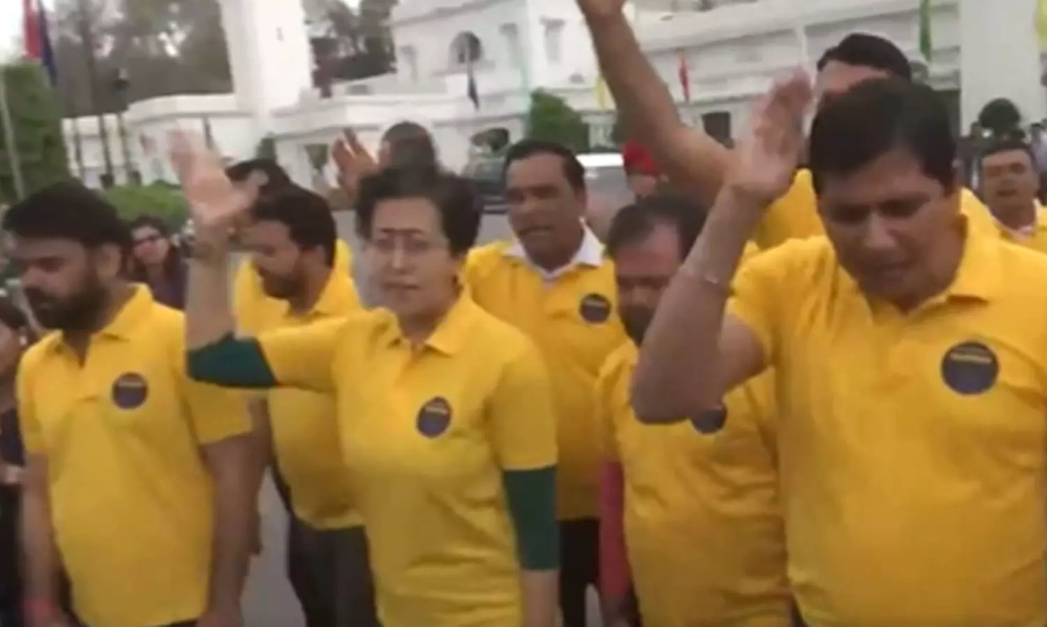 കെജ്രിവാളിന്റെ അറസ്റ്റ്: മഞ്ഞ ടി-ഷർട്ടും മുഖംമൂടിയുമണിഞ്ഞ് സഭയിലെത്തി എ.എ.പി എം.എൽ.എമാരുടെ പ്രതിഷേധം