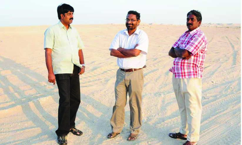 ബോട്ട്ൽ പെറുക്കുന്ന നജീബിനു പിന്നാലെ നോട്ട്പാഡുമായി ബെന്യാമിൻ ബോട്ട്ൽ പെറുക്കുന്ന നജീബിനു പിന്നാലെ നോട്ട്പാഡുമായി ബെന്യാമിൻ