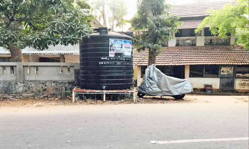 തീ​ര​ദേ​ശ മേ​ഖ​ല​ക​ളി​ൽ കു​ടി​വെ​ള്ള ക്ഷാ​മം രൂ​ക്ഷം; ജ​നം ദു​രി​ത​ത്തി​ൽ