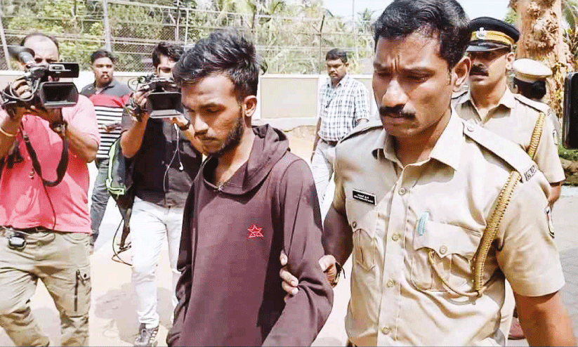 കേസിൽ കൂടുതൽ പ്രതികളുണ്ടെന്ന്; പൊലീസിന് മുന്നിൽ പരാതിയുമായി നാട്ടുകാർ കേസിൽ കൂടുതൽ പ്രതികളുണ്ടെന്ന്; പൊലീസിന് മുന്നിൽ പരാതിയുമായി നാട്ടുകാർ