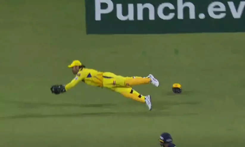 തകർപ്പൻ ഡൈവിങ് ക്യാച്ചുമായി ധോണി; കോരിത്തരിച്ച് ചെപ്പോക്ക് -വിഡിയോ