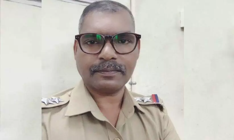 എസ്.ഐ വീട്ടുവളപ്പിൽ തൂങ്ങിമരിച്ച നിലയിൽ; ഓഫിസ് ജോലി മാറിയതിലെ നൈരാശ്യമെന്ന് സൂചന എസ്.ഐ വീട്ടുവളപ്പിൽ തൂങ്ങിമരിച്ച നിലയിൽ; ഓഫിസ് ജോലി മാറിയതിലെ നൈരാശ്യമെന്ന് സൂചന