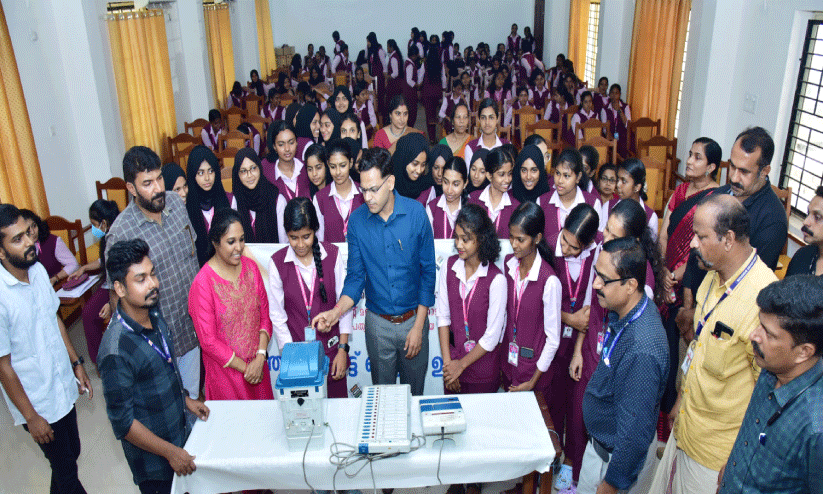 എല്ലാ വിദ്യാര്ഥികള്ക്കും വോട്ട്; രാജ്യത്ത് തിളങ്ങും കണ്ണൂര് എല്ലാ വിദ്യാര്ഥികള്ക്കും വോട്ട്; രാജ്യത്ത് തിളങ്ങും കണ്ണൂര്