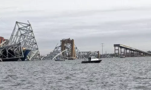 വമ്പൻ പാലം കപ്പലിടിച്ച് നിമിഷങ്ങൾക്കകം തകർന്നു, വാഹനങ്ങൾ ഒന്നൊന്നായി പുഴയിൽ പതിച്ചു; മരിച്ചവരുടെ എണ്ണം ആറായി -VIDEO