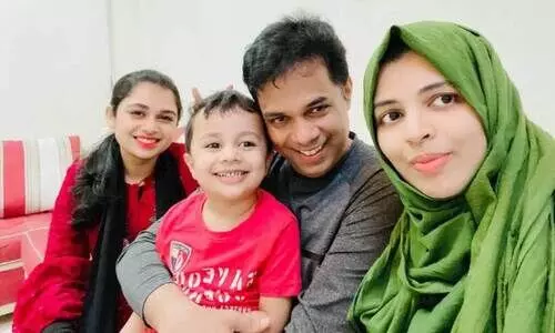 നജ്മുസ്സമാൻ കുടുംബത്തോടൊപ്പം