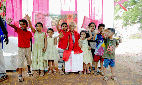 ആ​വേ​ശം പ​ക​ർ​ന്ന് കു​ട്ടി​ക്കൂ​ട്ട​ങ്ങ​ൾ