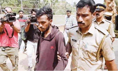 കേ​സി​ൽ കൂ​ടു​ത​ൽ പ്ര​തി​ക​ളു​ണ്ടെ​ന്ന്; പൊ​ലീ​സി​ന് മു​ന്നി​ൽ പ​രാ​തി​യു​മാ​യി നാ​ട്ടു​കാ​ർ