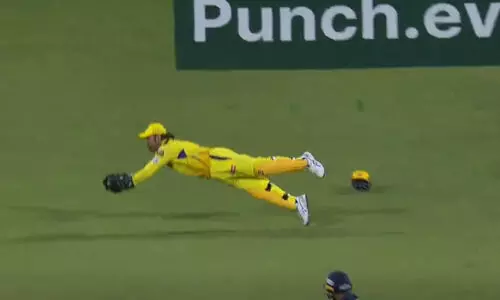 തകർപ്പൻ ഡൈവിങ് ക്യാച്ചുമായി ധോണി; കോരിത്തരിച്ച് ചെപ്പോക്ക് -വിഡിയോ