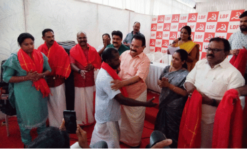 വക്കത്ത് ബി.ജെ.പി നേതാക്കൾ സി.പി.എമ്മിൽ ചേർന്നു