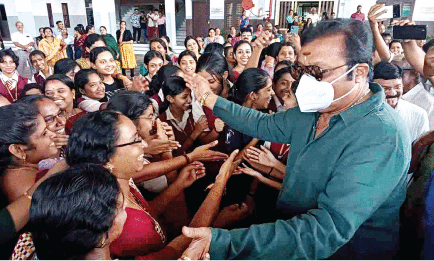 രണ്ടാംഘട്ട പ്രചാരണവുമായി സുരേഷ് ഗോപി ഇരിങ്ങാലക്കുടയിൽ