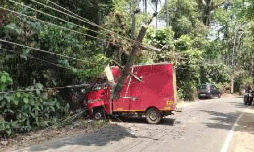 ഡ്രൈ​വ​ർ​ക്ക് ദേ​ഹാ​സ്വാ​സ്ഥ്യം; ഡെ​ലി​വ​റി വാ​ൻ വൈ​ദ്യു​തി തൂ​ണി​ലി​ടി​ച്ചു