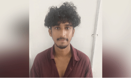 എ​ക്സൈ​സ് സം​ഘ​ത്തെ വാ​ഹ​ന​മി​ടി​പ്പി​ച്ച് അ​പാ​യ​പ്പെ​ടു​ത്താ​ൻ ശ്ര​മം; ഓ​ടിര​ക്ഷ​പ്പെ​ട്ട സം​ഘ​ത്തി​ലെ ഒ​രാ​ൾ പി​ടി​യി​ൽ