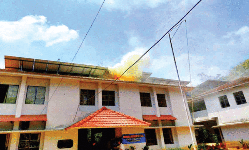 എം.​ആ​ർ.​എ​സ് സ്കൂ​ളി​ന് മു​ക​ളി​ലെ സോ​ളാ​ർ പാ​ന​ലു​ക​ൾ​ക്ക് തീ​പി​ടി​ച്ചു