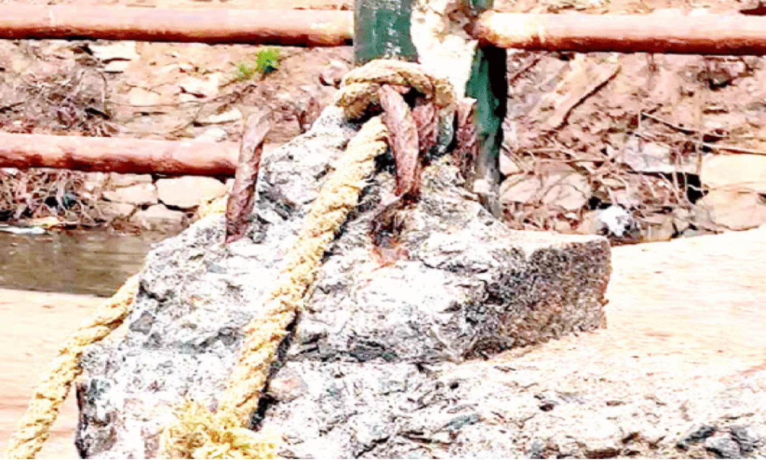 തൂ​ണു​ക​ൾ ദ്ര​വി​ച്ച നി​ല​യി​ൽ