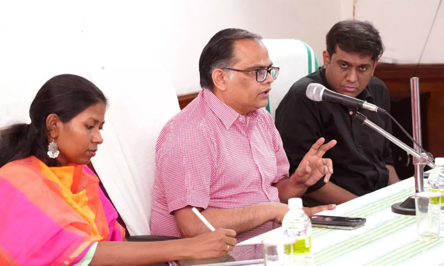 തെരഞ്ഞെടുപ്പ്: നിരീക്ഷകൻ എത്തി എറണാകുളം മണ്ഡലത്തിലെ അവലോകനയോഗം ചേർന്നു