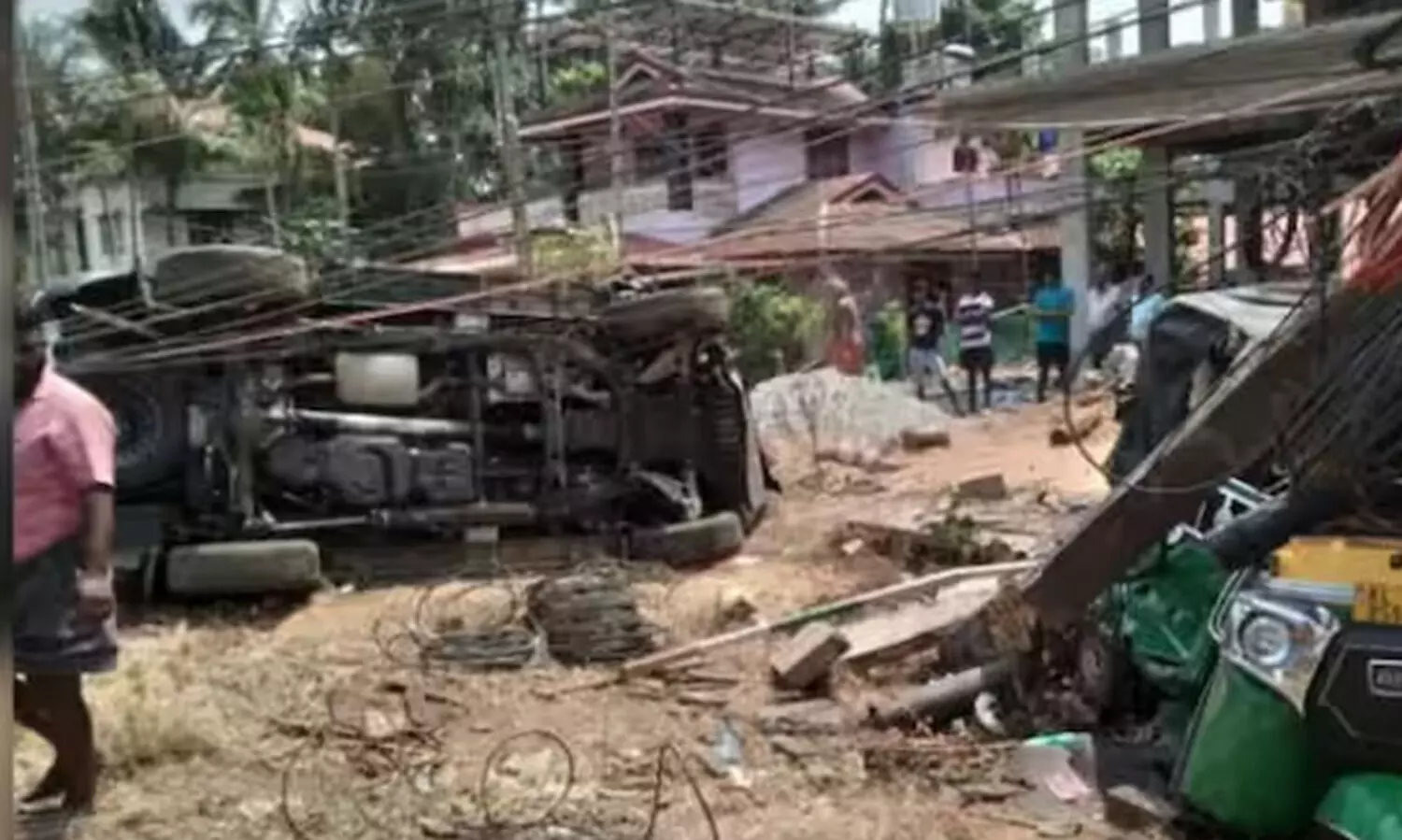 തളിക്കുളത്ത് കാറും ഓട്ടോയും കൂട്ടിയിടിച്ച് മറിഞ്ഞ് ഓട്ടോ ഡ്രൈവർക്ക് ദാരുണാന്ത്യം