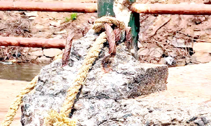 തൂ​ണു​ക​ൾ ദ്ര​വി​ച്ച നി​ല​യി​ൽ