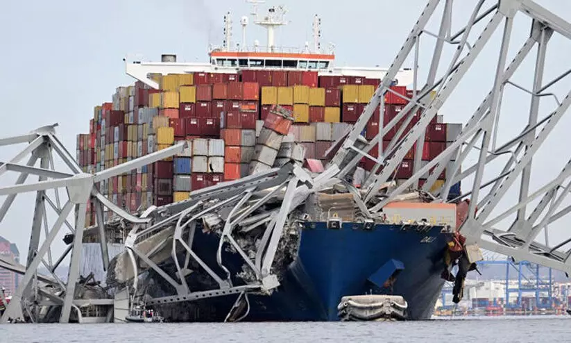 ബാൾട്ടിമോർ പാലത്തിലിടിച്ച കപ്പലിൽ അപകടസാധ്യതയുള്ള സാമഗ്രികൾ; രാസവസ്തുക്കൾ നദീജലത്തിൽ കലർന്നു ബാൾട്ടിമോർ പാലത്തിലിടിച്ച കപ്പലിൽ അപകടസാധ്യതയുള്ള സാമഗ്രികൾ; രാസവസ്തുക്കൾ നദീജലത്തിൽ കലർന്നു