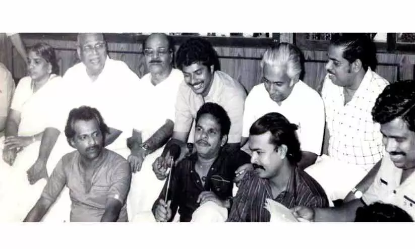 ‘അഹിംസ’ (1981) കാലം: മാധവി സ്വാമി, പി.വി. സ്വാമി, പത്മനാഭൻ നായർ, മമ്മൂട്ടി, ജിയോ കുട്ടപ്പൻ, പി.വി. ചന്ദ്രൻ, പി.വി. ഗംഗാധരൻ, കുതിരവട്ടം പപ്പു, ടി. ദാമോദരൻ, വി. രാജഗോപാൽ ‘അഹിംസ’ (1981) കാലം: മാധവി സ്വാമി, പി.വി. സ്വാമി, പത്മനാഭൻ നായർ, മമ്മൂട്ടി, ജിയോ കുട്ടപ്പൻ, പി.വി. ചന്ദ്രൻ, പി.വി. ഗംഗാധരൻ, കുതിരവട്ടം പപ്പു, ടി. ദാമോദരൻ, വി. രാജഗോപാൽ