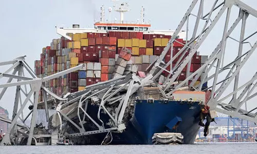 ബാൾട്ടിമോർ പാലത്തിലിടിച്ച കപ്പലിൽ അപകടസാധ്യതയുള്ള സാമഗ്രികൾ; രാസവസ്തുക്കൾ നദീജലത്തിൽ കലർന്നു