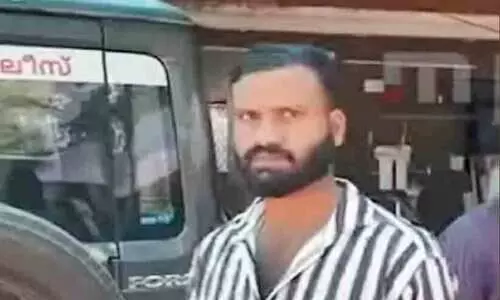 ശരീരം മുഴുവൻ മർദനമേറ്റ പാടുകൾ; കാളികാവിൽ രണ്ടരവയസുകാരിയെ ക്രൂരമായി ഉപദ്രവിച്ച പിതാവ് അറസ്റ്റിൽ ശരീരം മുഴുവൻ മർദനമേറ്റ പാടുകൾ; കാളികാവിൽ രണ്ടരവയസുകാരിയെ ക്രൂരമായി ഉപദ്രവിച്ച പിതാവ് അറസ്റ്റിൽ