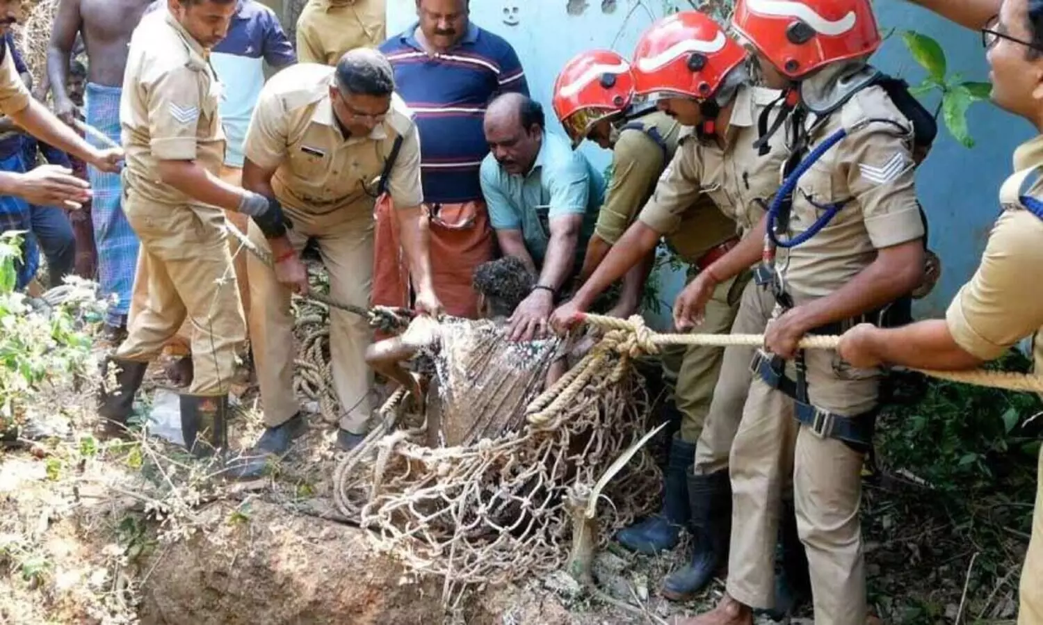 മൂന്ന് യുവാക്കൾ പൊട്ടക്കിണറ്റിൽ അകപ്പെട്ടു