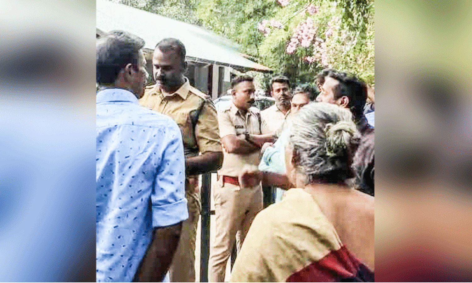 കാട്ടുപോത്ത് ആക്രമണം; വനപാലകരെ തടഞ്ഞുവെച്ച് നാട്ടുകാർ