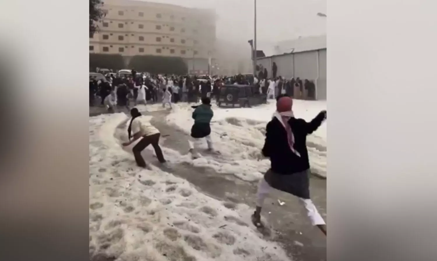 അസീറിൽ അതിശക്തമായ മഴയും മഞ്ഞുവീഴ്ചയും