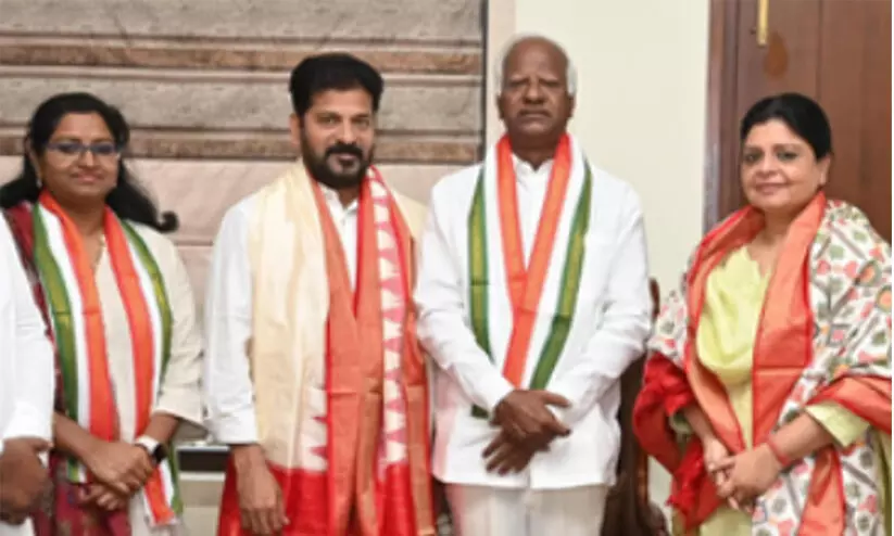 Yet another BRS leader K Srihari deserts party joins Congress Yet another BRS leader K Srihari deserts party joins Congress