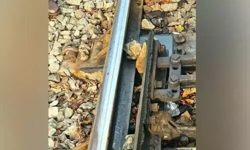 കുട്ടിക്കുസൃതി പൊല്ലാപ്പായി;  പാളങ്ങൾക്കിടെ കല്ല് വെച്ച് സിഗ്നലിങ് തടസ്സപ്പെടുത്തി, രണ്ട്​ കുട്ടികൾ പിടിയിൽ