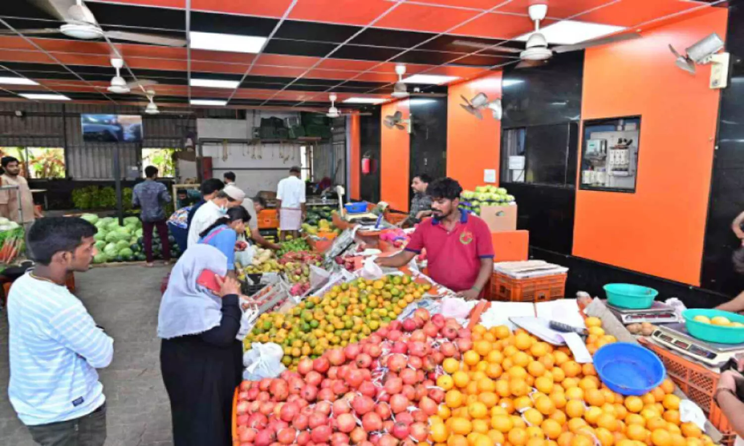 കത്തുന്ന ചൂടിലും റമദാനിലും ആശ്വാസമേകി പഴം വിപണി
