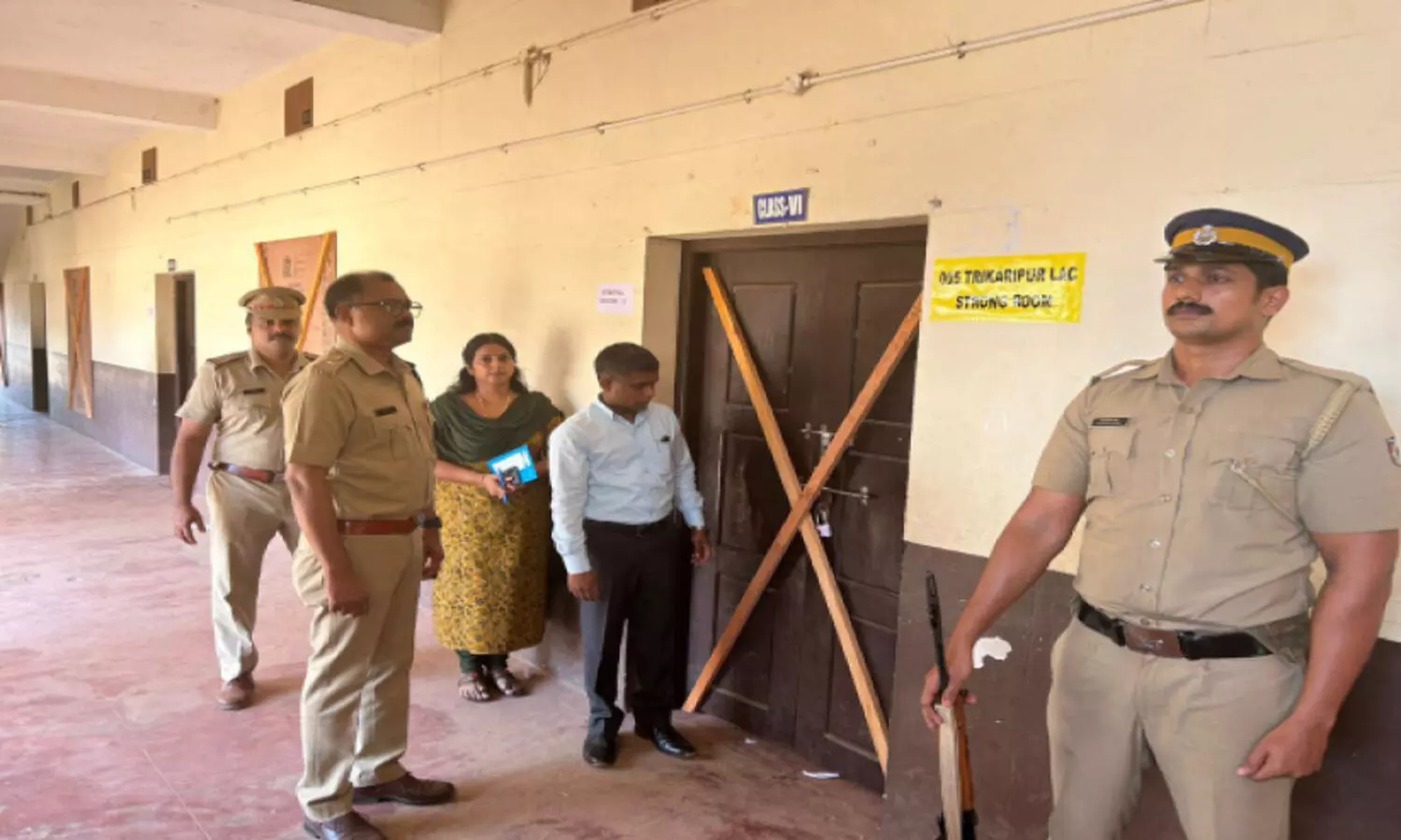 പോ​ളി​ങ് സാ​മ​ഗ്രി​ക​ളു​ടെ വി​ത​ര​ണ​കേ​ന്ദ്ര​ങ്ങ​ളി​ൽ ക​ല​ക്ട​റു​ടെ​യും എ​സ്.​പി​യു​ടെ​യും സം​യു​ക്ത പ​രി​ശോ​ധ​ന