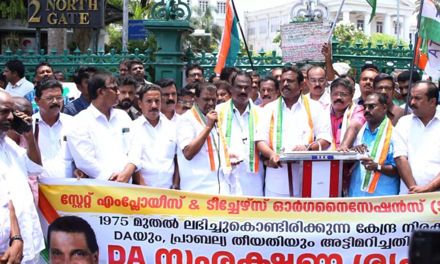 സർക്കാർ ജീവനക്കാരുടെ ശമ്പളം ഔദാര്യമല്ലെന്ന് തിരുവഞ്ചൂർ രാധാകൃഷ്ണൻ