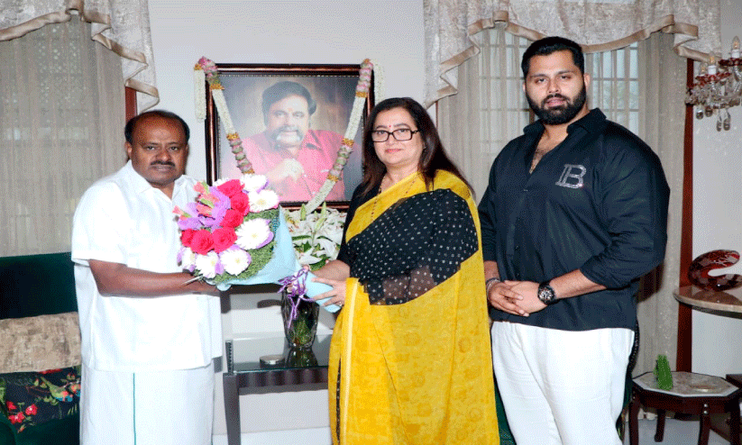 മാ​ണ്ഡ്യ​യി​ൽ പി​ടി​വി​ടാ​തെ സു​മ​ല​ത