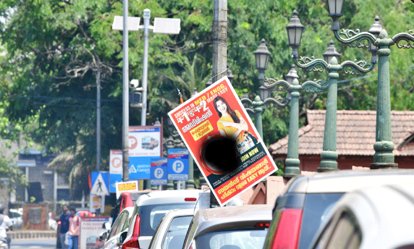 മാ​റ്റി​യാ​ലും തി​രി​ച്ചെ​ത്തി പ​ര​സ്യ ബോ​ർ​ഡു​ക​ൾ