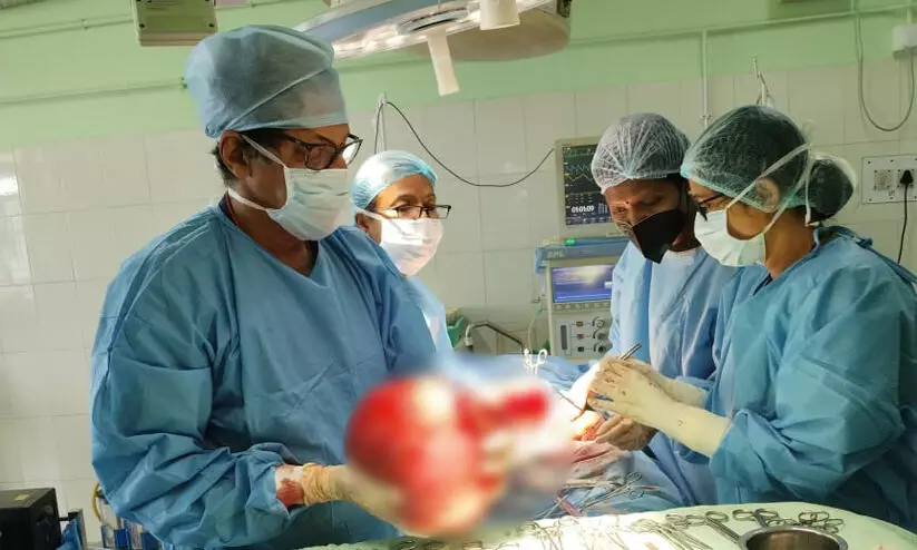 യുവതിയുടെ ഗര്‍ഭപാത്രത്തില്‍ നിന്ന് 4.5 കിലോ തൂക്കം വരുന്ന മുഴ നീക്കം ചെയ്തു