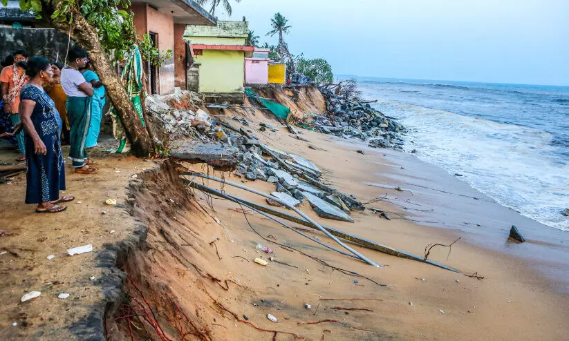 കടലാക്രമണം രൂക്ഷം; അ​ഞ്ച്​ വീ​ടു​ക​ൾ ത​ക​ർ​ന്നു, 20 വീ​ടു​ക​ൾ ത​ക​ർ​ച്ച ഭീ​ഷ​ണി​യിൽ