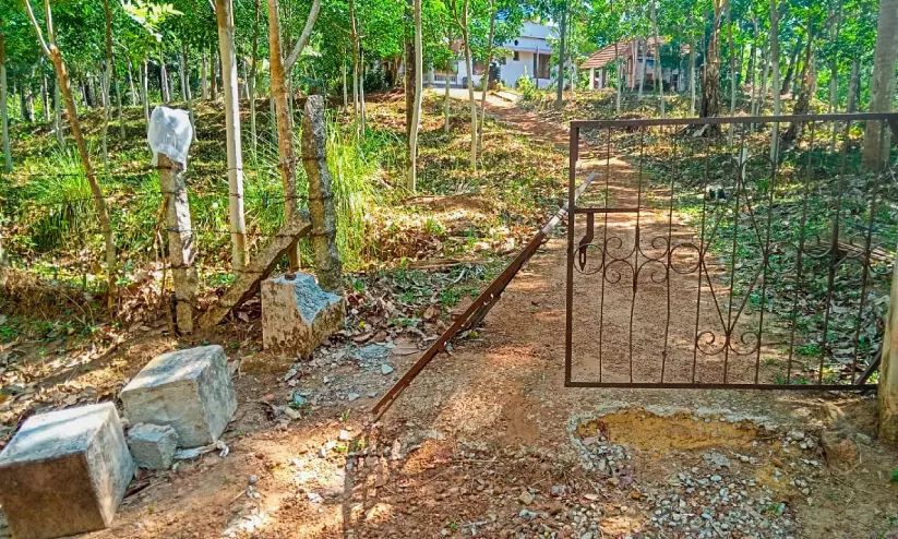 കൂട്ടംതെറ്റിയെത്തിയ കാട്ടുപന്നി പട്ടാപ്പകല് വീടിന്റെ ഗേറ്റ് തകര്ത്തു കൂട്ടംതെറ്റിയെത്തിയ കാട്ടുപന്നി പട്ടാപ്പകല് വീടിന്റെ ഗേറ്റ് തകര്ത്തു