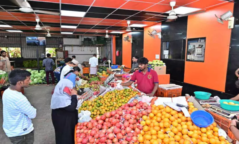 കത്തുന്ന ചൂടിലും റമദാനിലും ആശ്വാസമേകി പഴം വിപണി കത്തുന്ന ചൂടിലും റമദാനിലും ആശ്വാസമേകി പഴം വിപണി