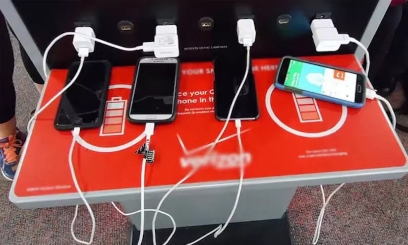 പൊതുസ്ഥലങ്ങളിലെ ചാർജിങ് പോർട്ടലുകൾ ഉപയോഗിക്കാറുണ്ടോ..? പുതിയ ‘യു.എസ്.ബി ചാർജിങ് സ്കാം’ മുന്നറിയിപ്പ്